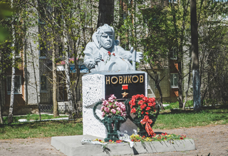 Памятник Герою Советского Союза, танкисту В. А. Новикову (Фотографии Надежды Беспаловой)