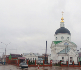Владимирская церковь, слева от неё Богоявленская церковь
