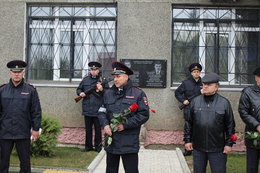 В Арзамасе полицейские открыли мемориальную доску в память о погибших сотрудника