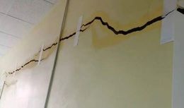 В Арзамасе, в стене поликлиники № 1, возникла огромная трещина