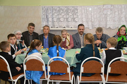 Православные гимназисты посетили дом-интернат для престарелых и инвалидов
